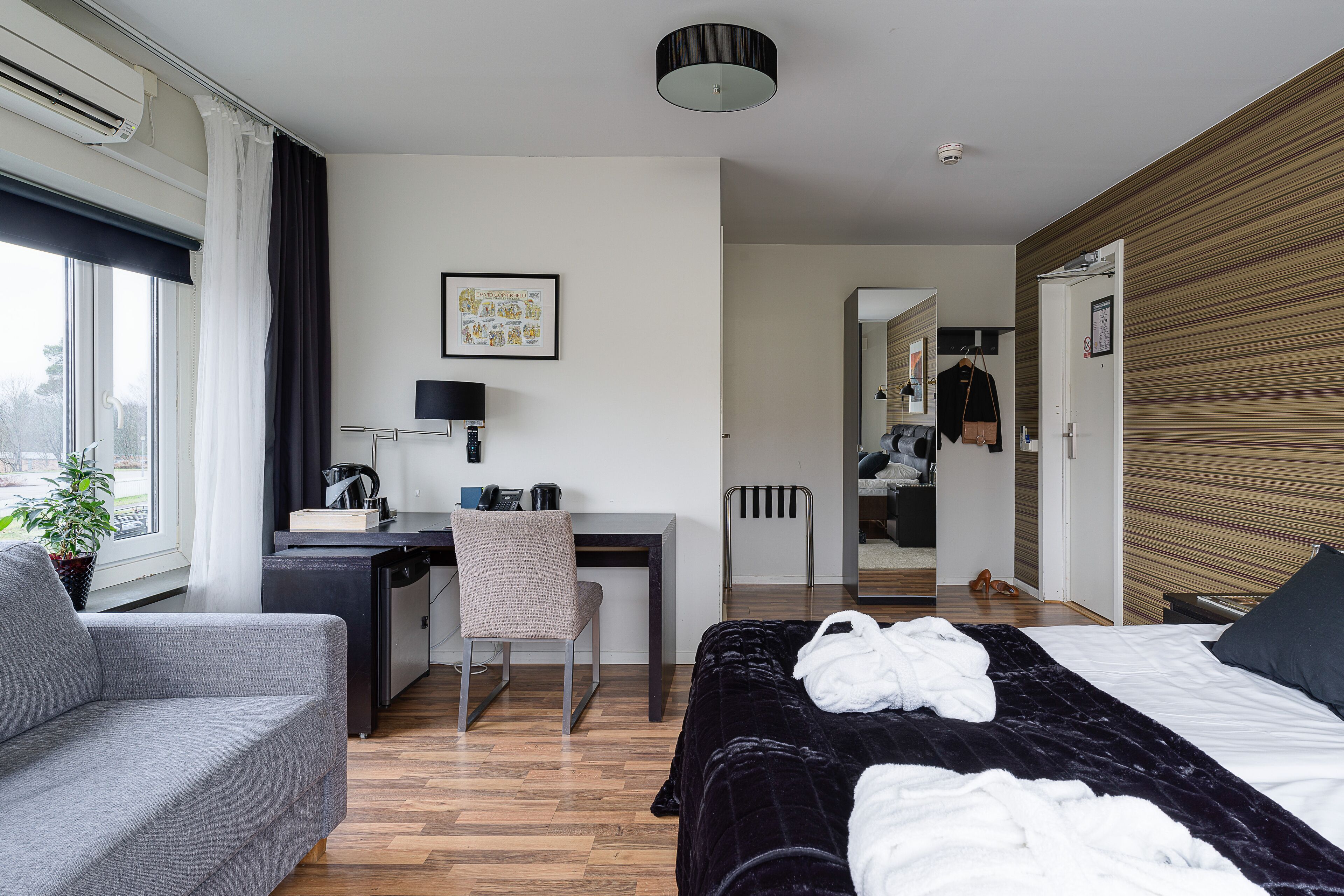 superior room | premium bedding, pillow-top beds, desk, laptop workspace