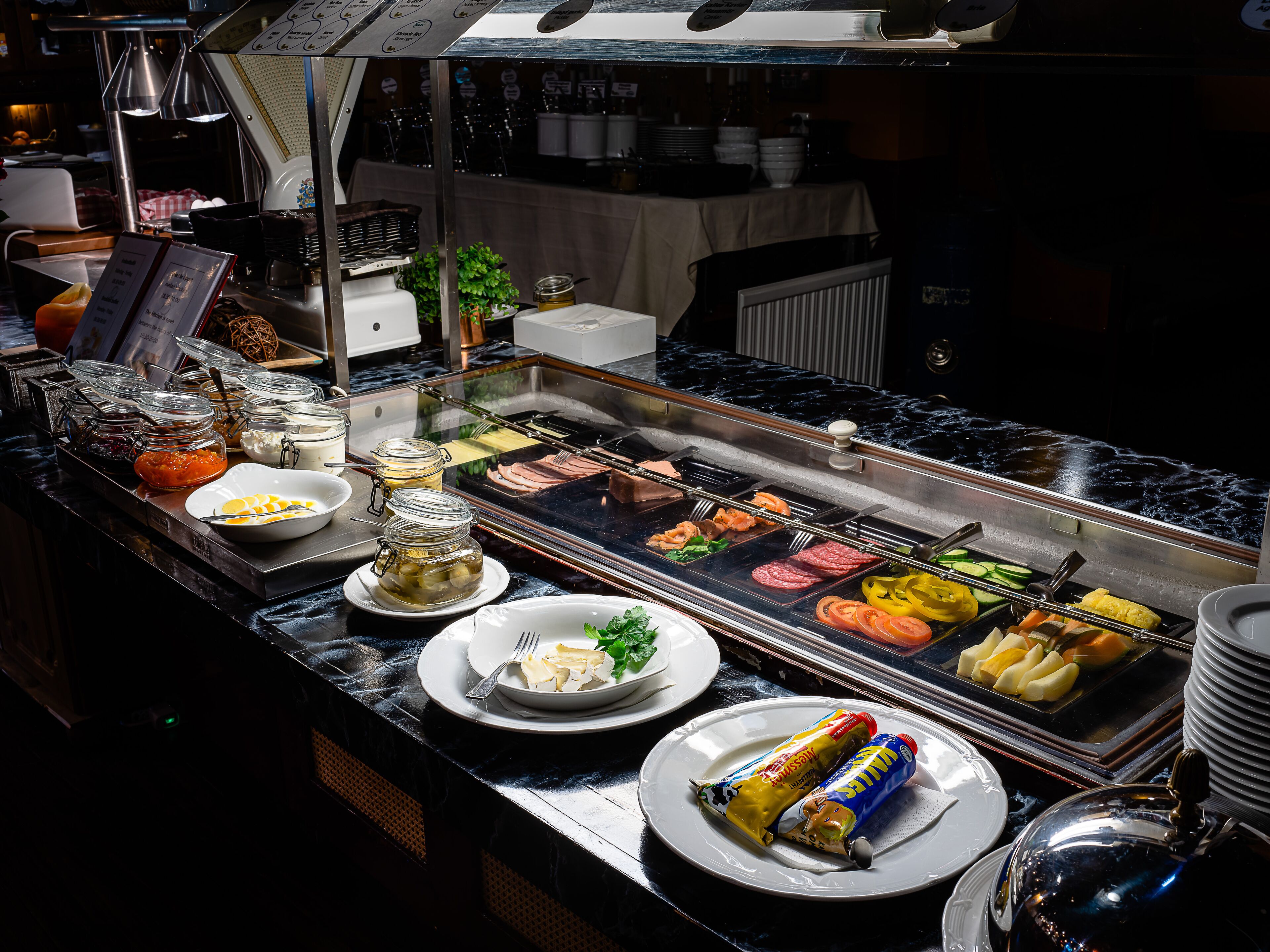 朝食 (ビュッフェ)、毎日提供 (無料)