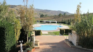 Piscina externa, guarda-sóis, espreguiçadeiras