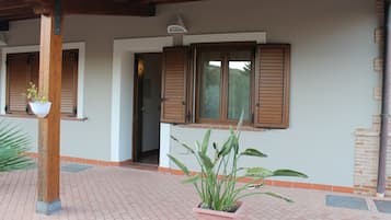 Habitación cuádruple, baño privado | Escritorio, cortinas blackout, insonorización y wifi