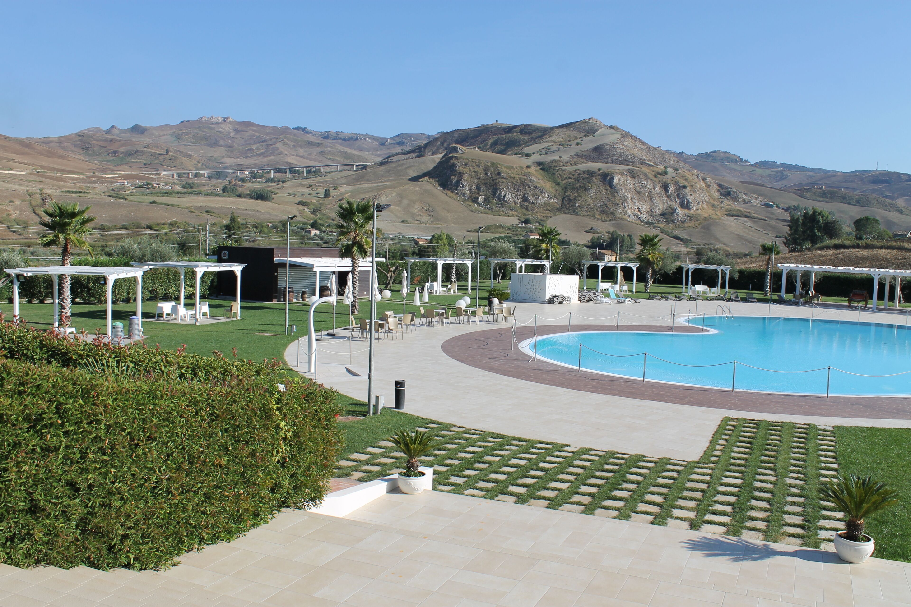 Piscine extérieure, parasols de plage, chaises longues