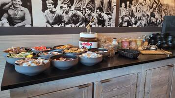 Bữa sáng buffet hàng ngày (21.5 EUR/mỗi người)