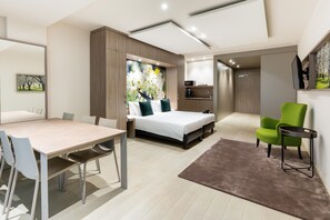 Business Room (Skybox) | Egyptian cotton sheets, premium bedding, Tempur-Pedic beds, in-room safe