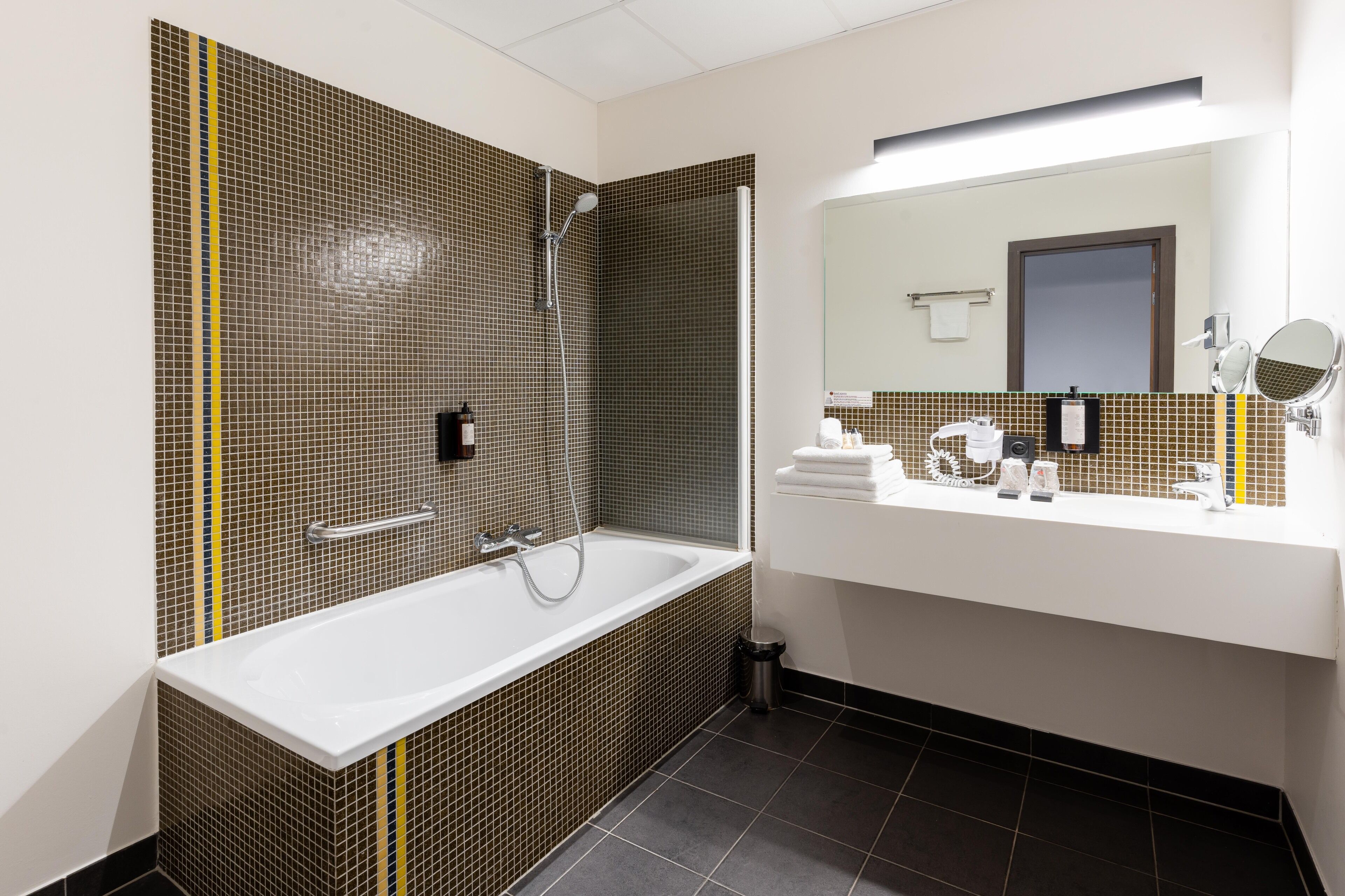 family room | bathroom | free toiletries, hair dryer, towels, soap