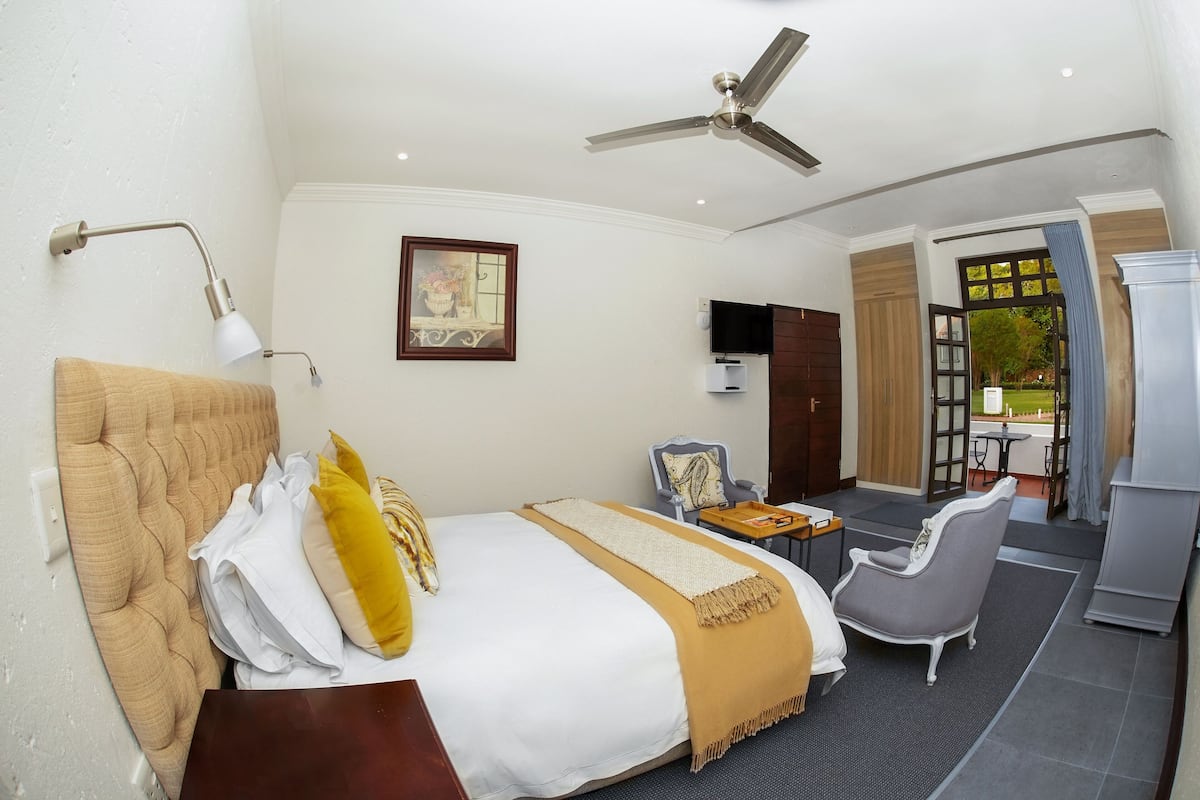 Luxury Room, Garden View | Minibar, in-room safe, free WiFi