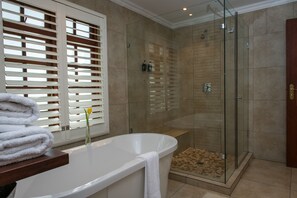 Suite Exécutive, 1 grand lit | Salle de bain | Serviettes fournies