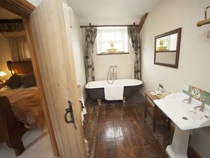 Chambre Triple Deluxe, salle de bains attenante, vue jardin (FarmhouseRoom) | Salle de bain