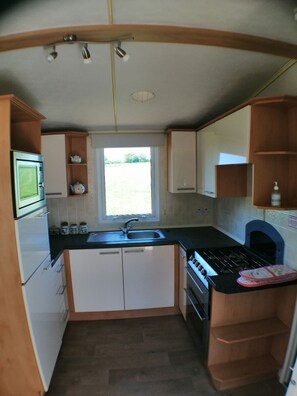 Superior Chalet, Private Bathroom | Private kitchen | Highchair - Beeches Farmhouse Country Cottages & Rooms (Bradford-on-Avon)