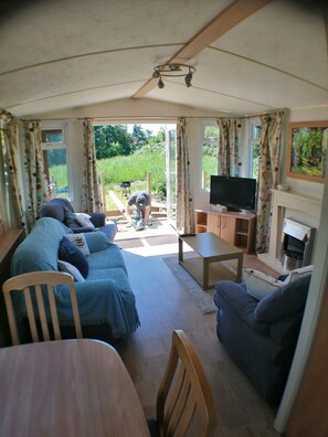 Deluxe Apartment, Private Bathroom, Courtyard View | Lounge - Beeches Farmhouse Country Cottages & Rooms (Bradford-on-Avon)