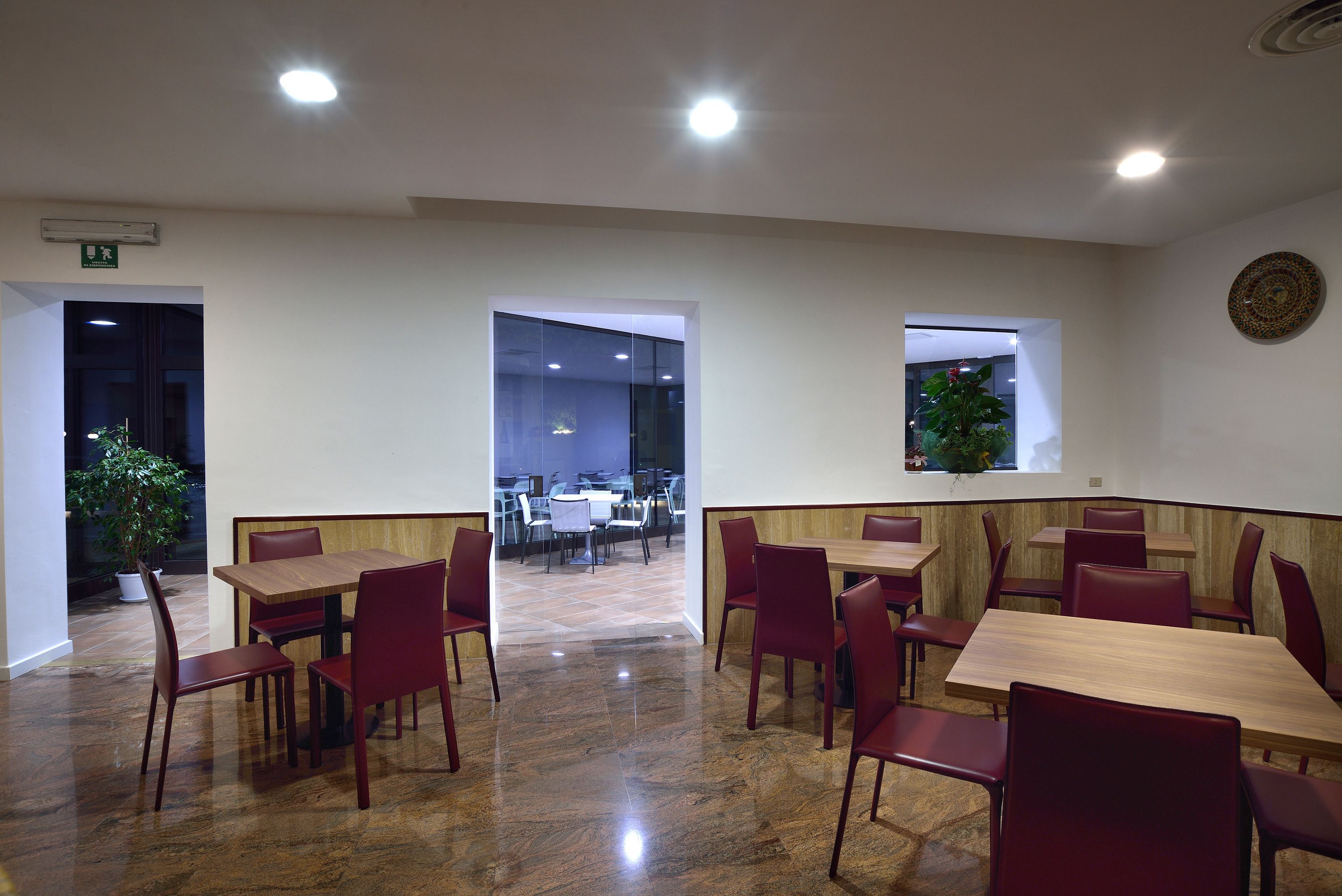 Bar (trong khuôn viên)