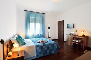 Standard Room, 1 Queen Bed | Minibar, in-room safe, desk, soundproofing - Hotel Ristorante Dante (Torgiano)