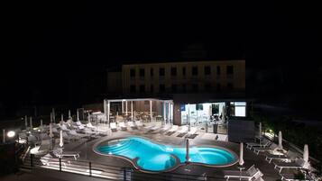 Piscine extérieure (ouverte en saison)