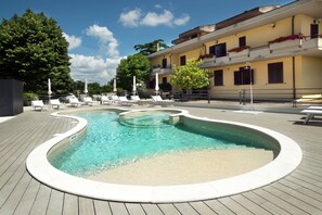 Seasonal outdoor pool - Hotel Ristorante Dante (Torgiano)