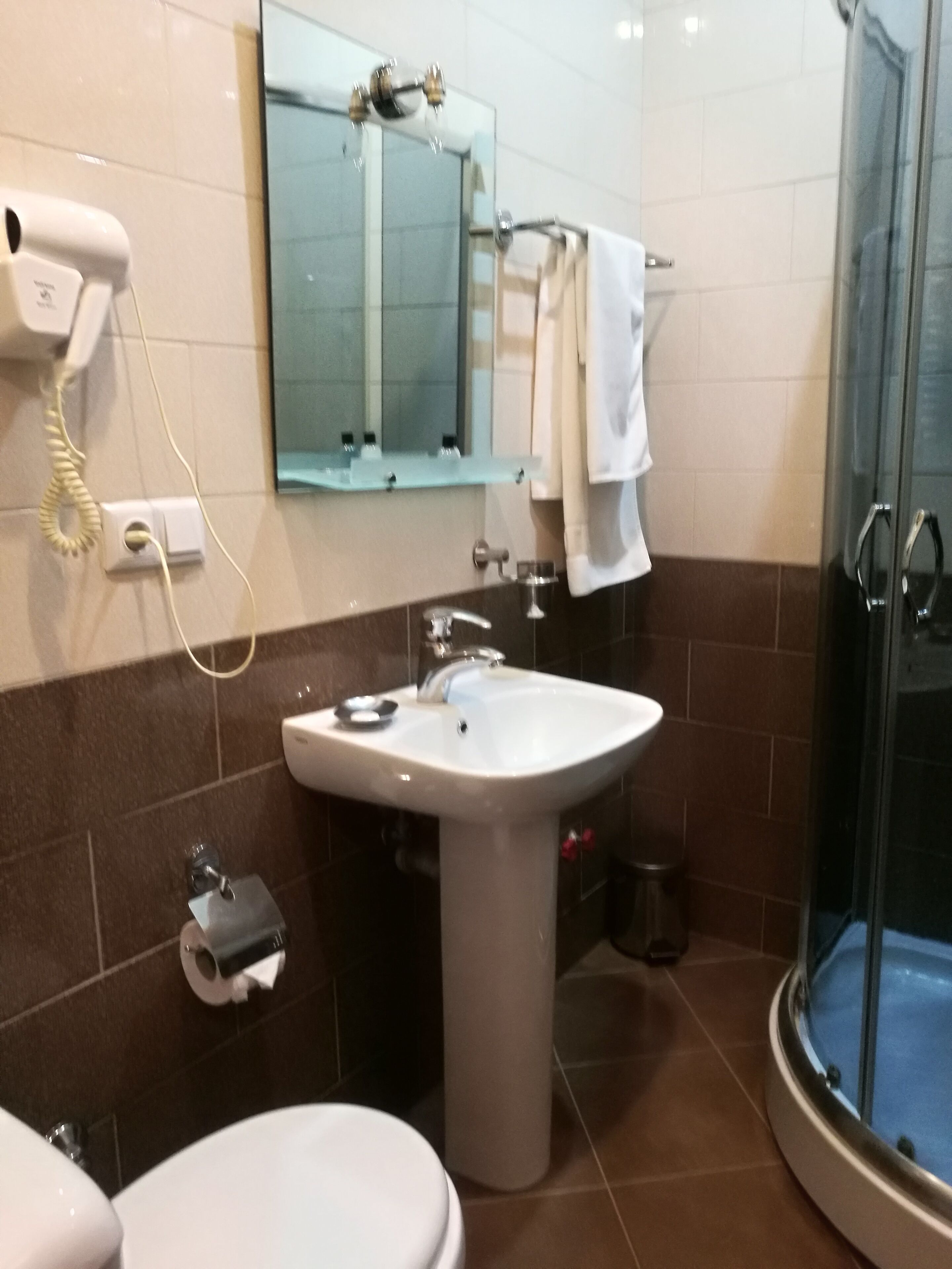 standard twin room | bathroom | shower, free toiletries, hair dryer, slippers
