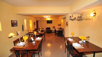 Desayuno para llevar diario (GEL 13.00 por persona)