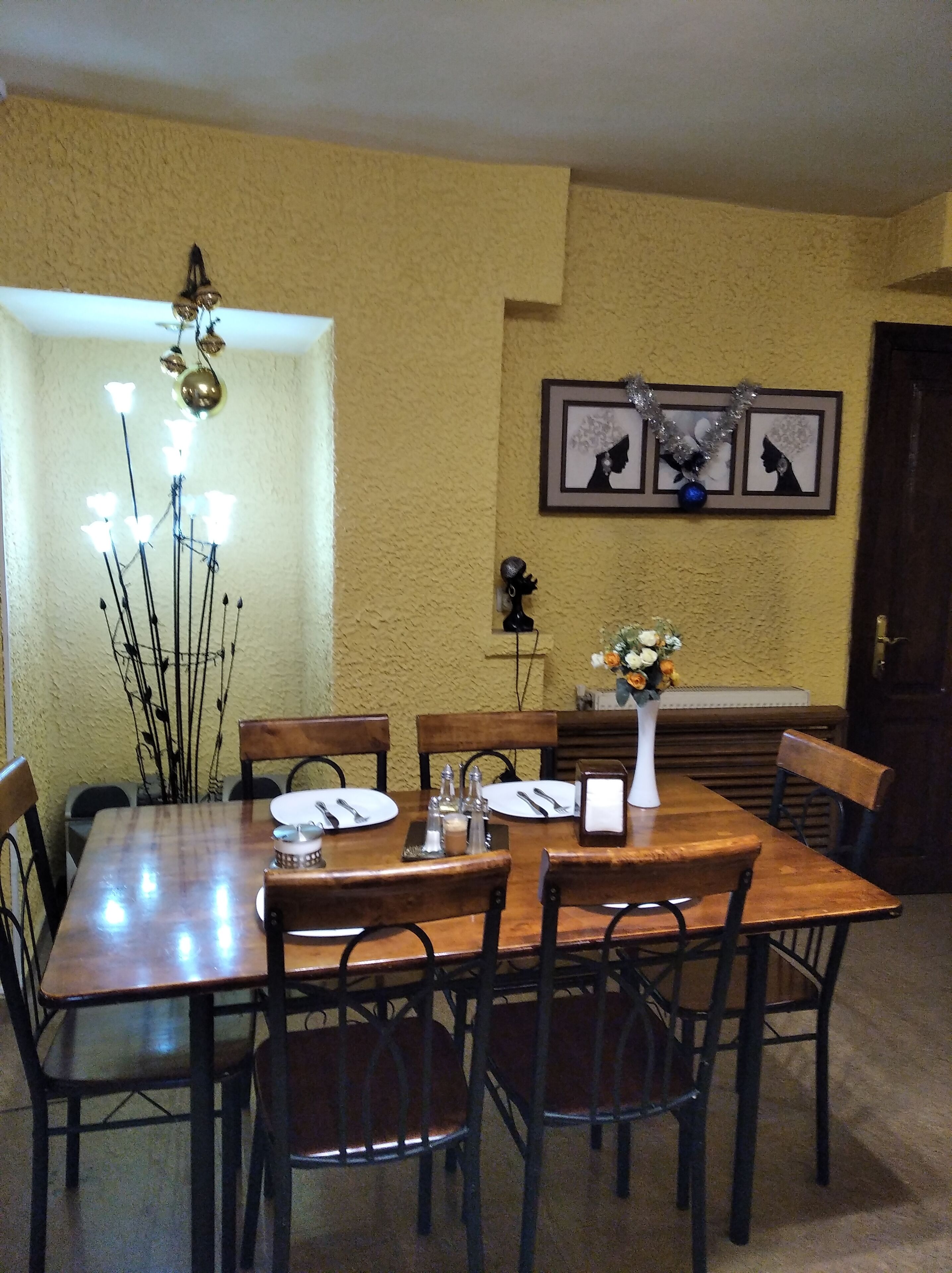 breakfast, lunch and dinner served