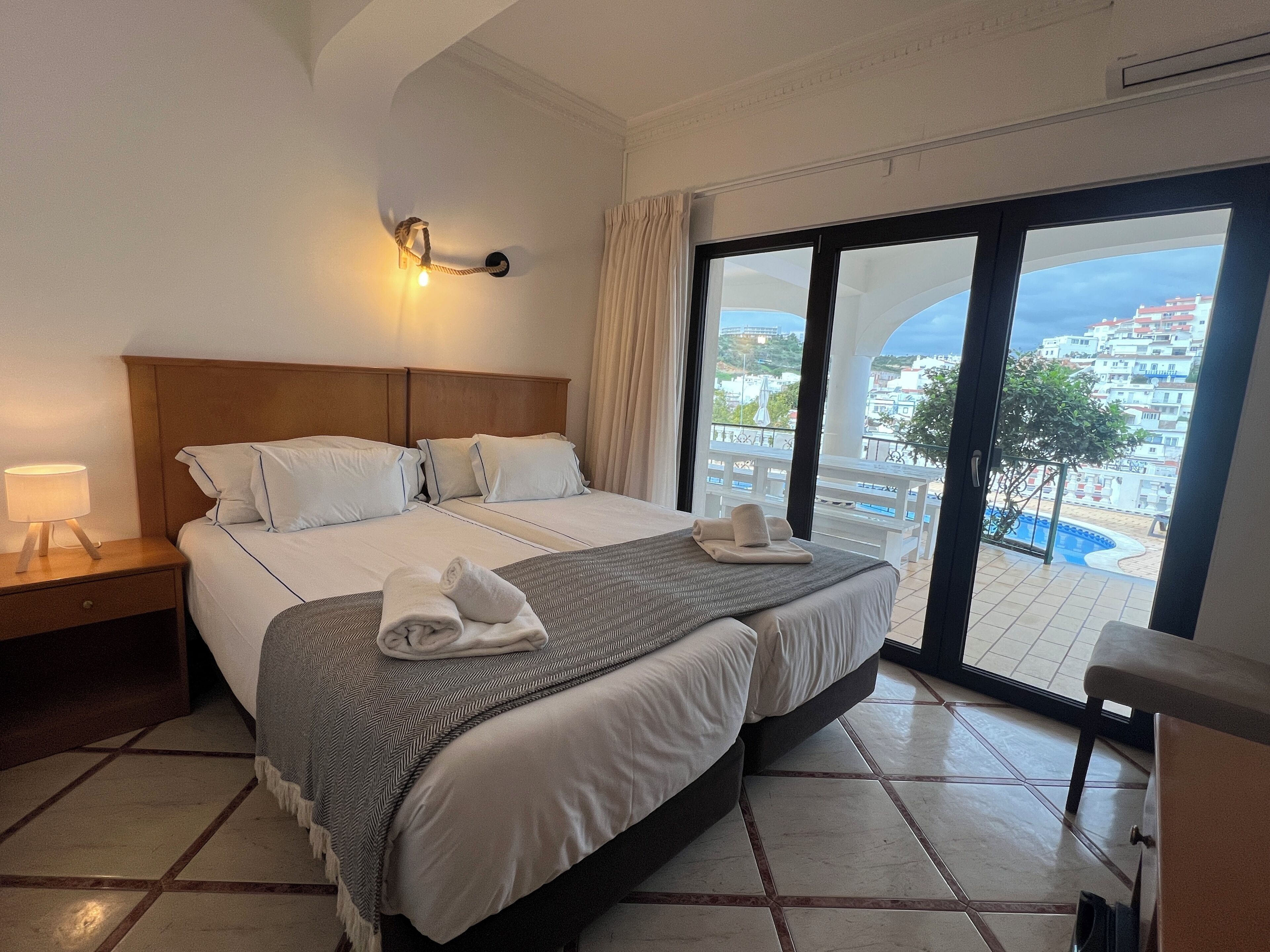 Dobbelt- eller tomannsrom, balkong | Memory foam-senger, safe på rommet, skrivebord og strykejern/-brett