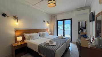 Dobbelt- eller tomannsrom, balkong | Memory foam-senger, safe på rommet, skrivebord og strykejern/-brett