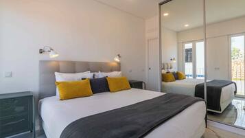 Superior-Apartment | Betten mit Memory-Foam-Matratzen, Zimmersafe, Schreibtisch