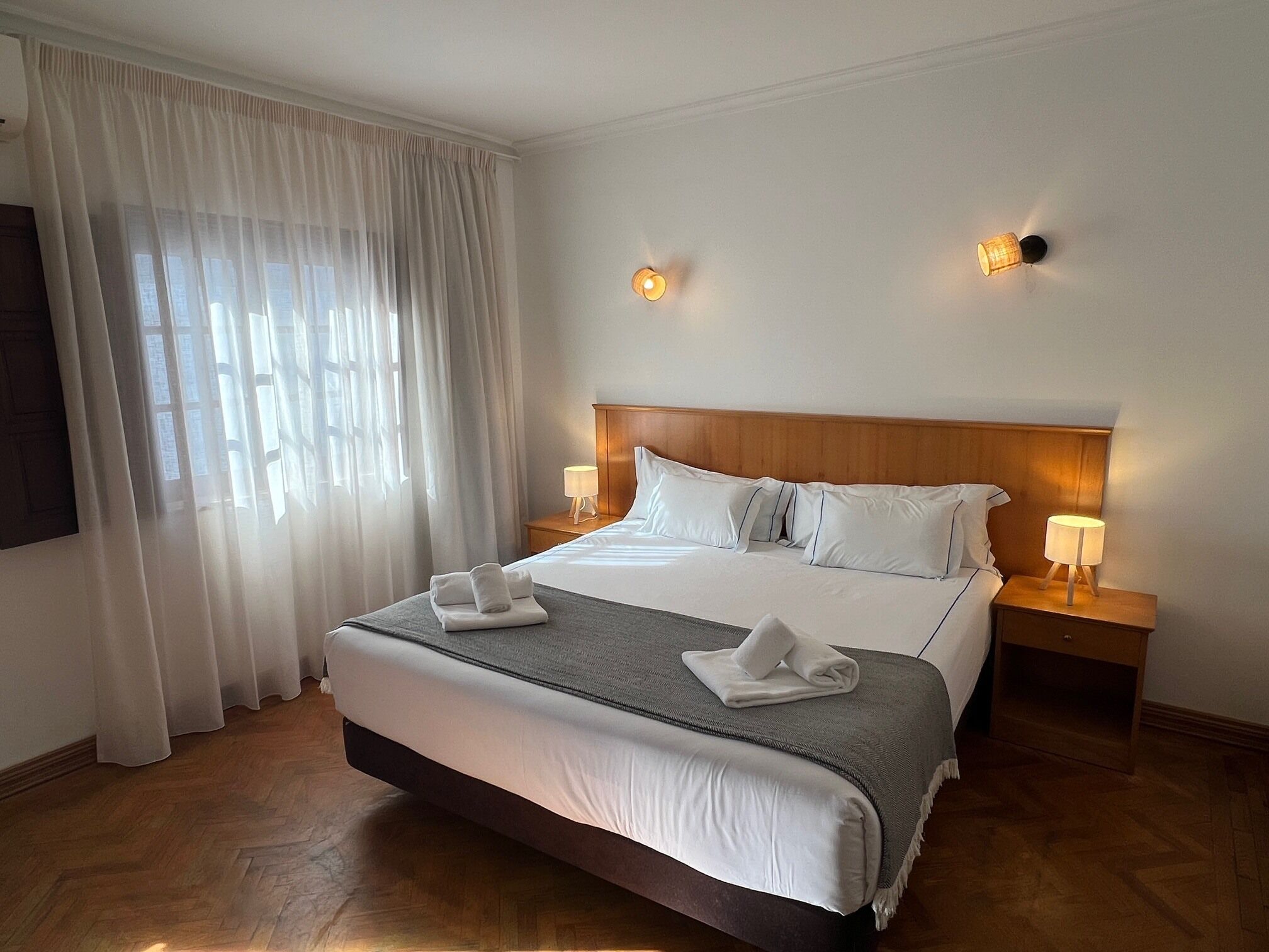 Dobbelt- eller tomannsrom | Memory foam-senger, safe på rommet, skrivebord og strykejern/-brett