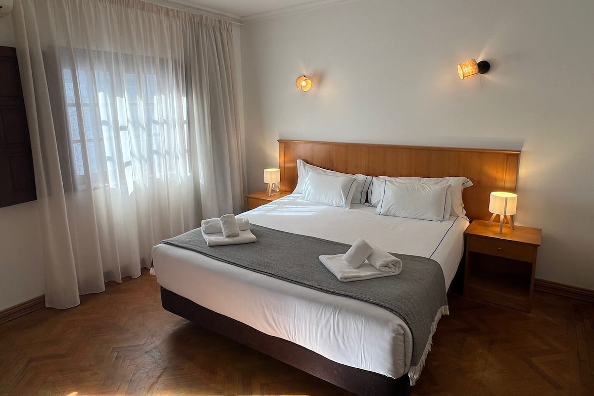 Habitación con 1 cama matrimonial o 2 individuales | Camas con efecto memoria y caja de seguridad en la habitación