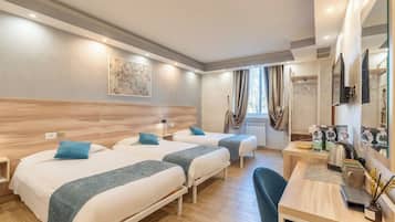 Standard-Dreibettzimmer | Hochwertige Bettwaren, Daunenbettdecken