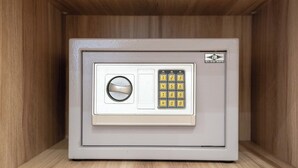 Una caja fuerte con teclado y dial de combinación, identificada como