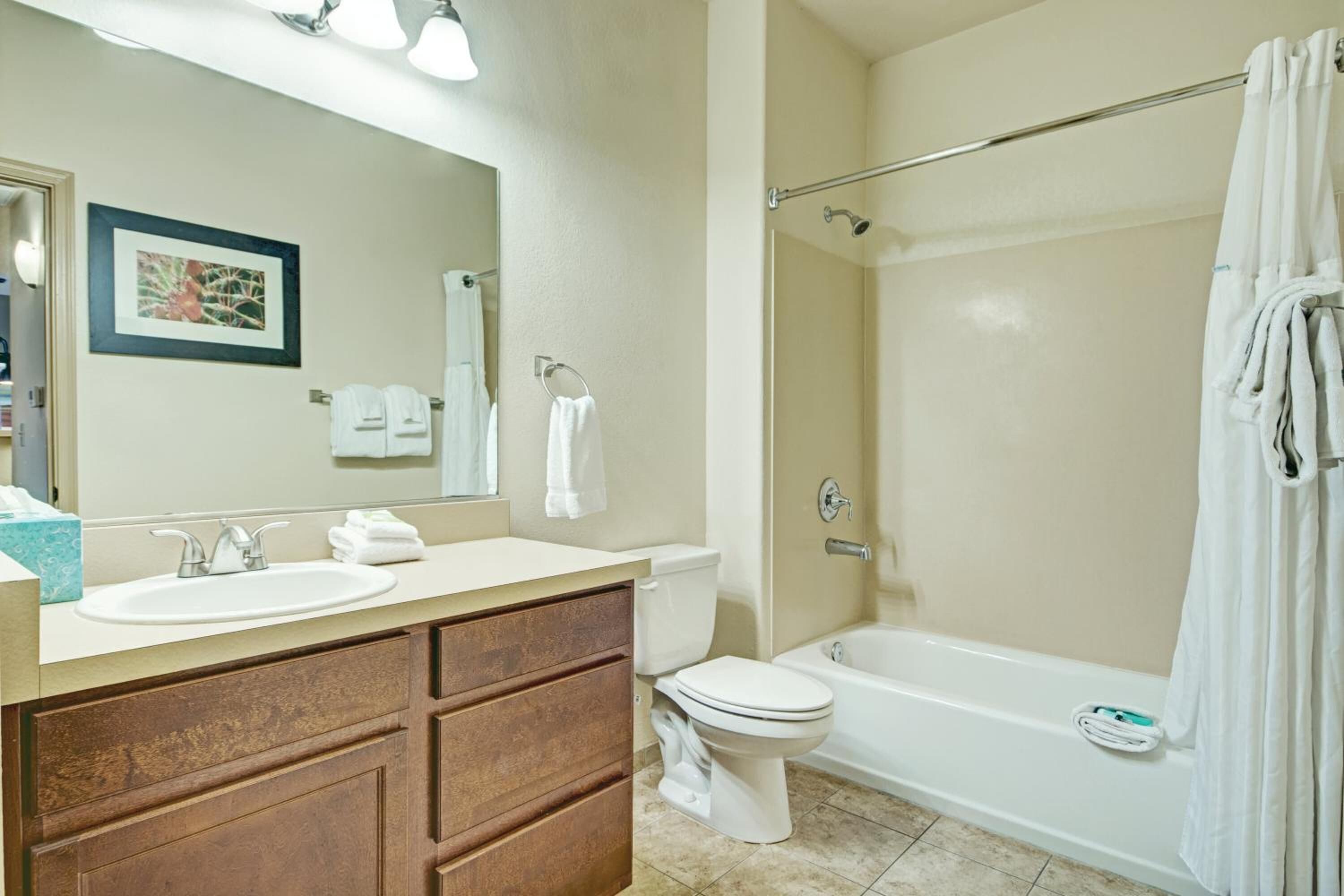 Baignoire à jets, articles de toilette gratuits, sèche-cheveux