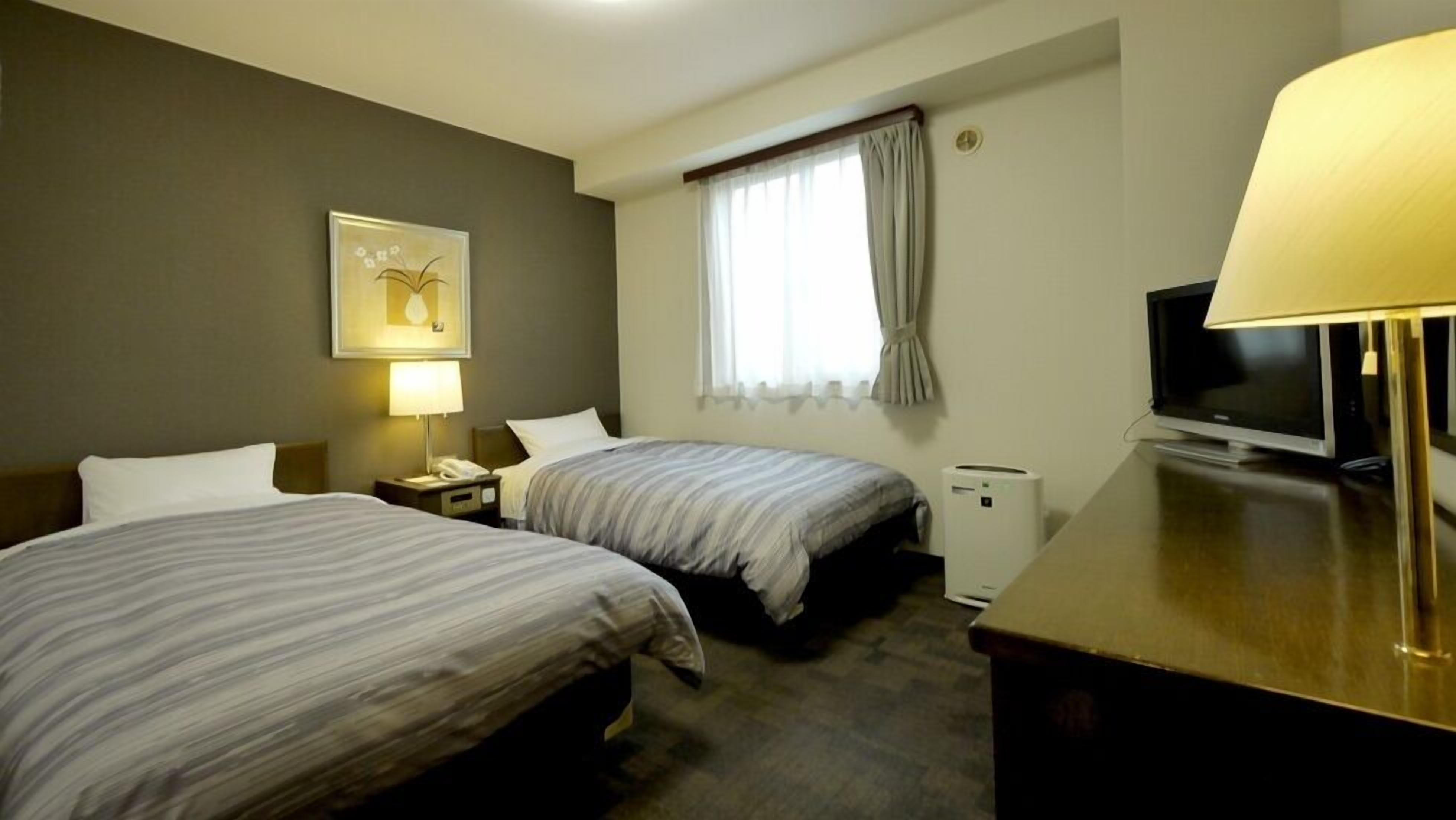 Een bureau, gratis wifi, beddengoed