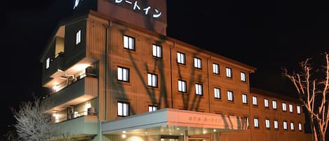 施設の正面 (日没後)