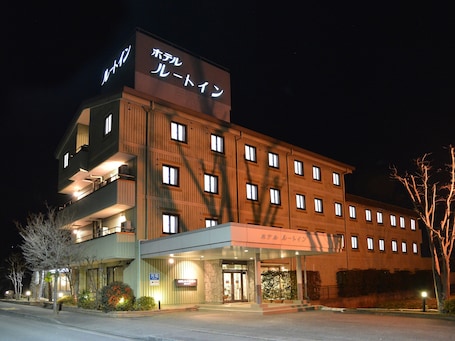 Fachada del alojamiento - Noche. Hotel Route-Inn Court Minami Alps
