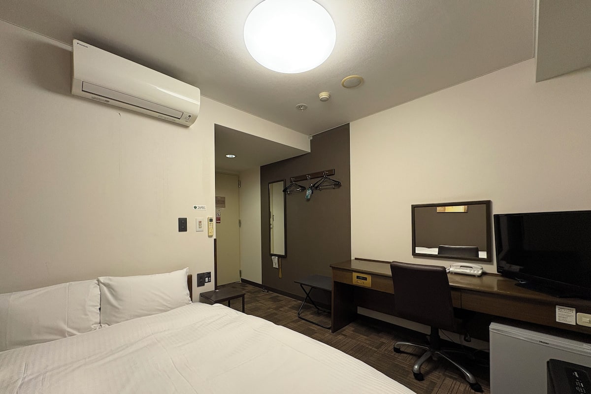 Semi Double Room, Non Smoking | Desk, free WiFi, bed sheets