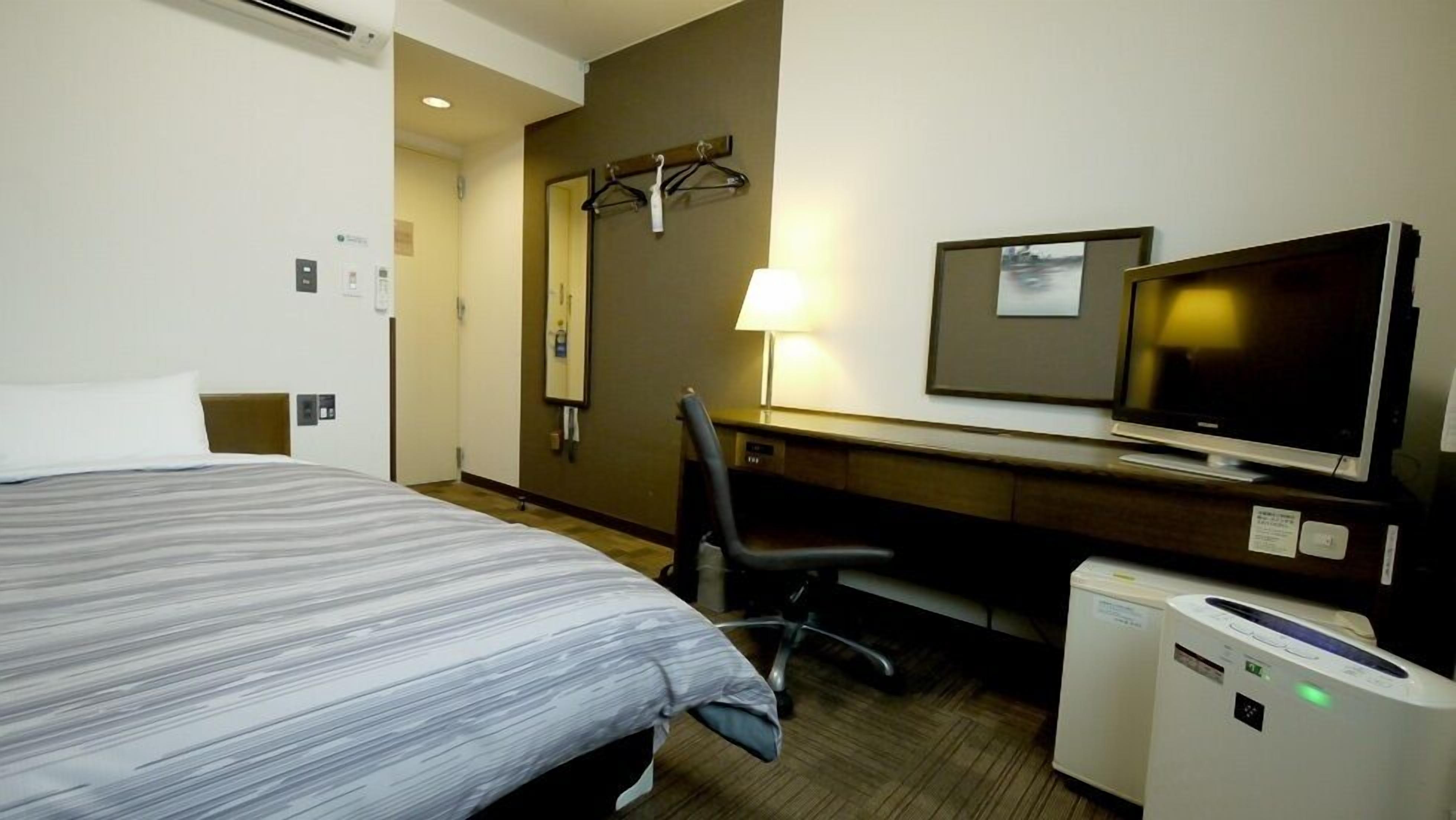 Een bureau, gratis wifi, beddengoed