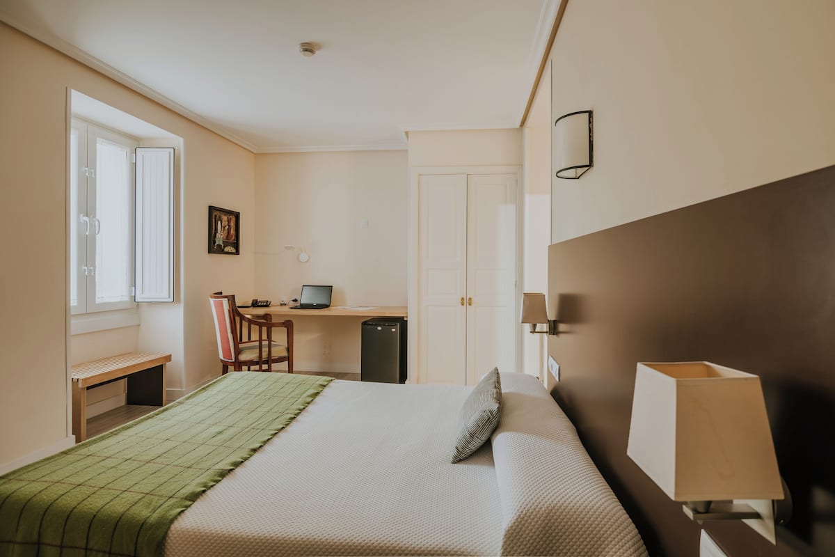 Minibar, desk, laptop workspace, WiFi