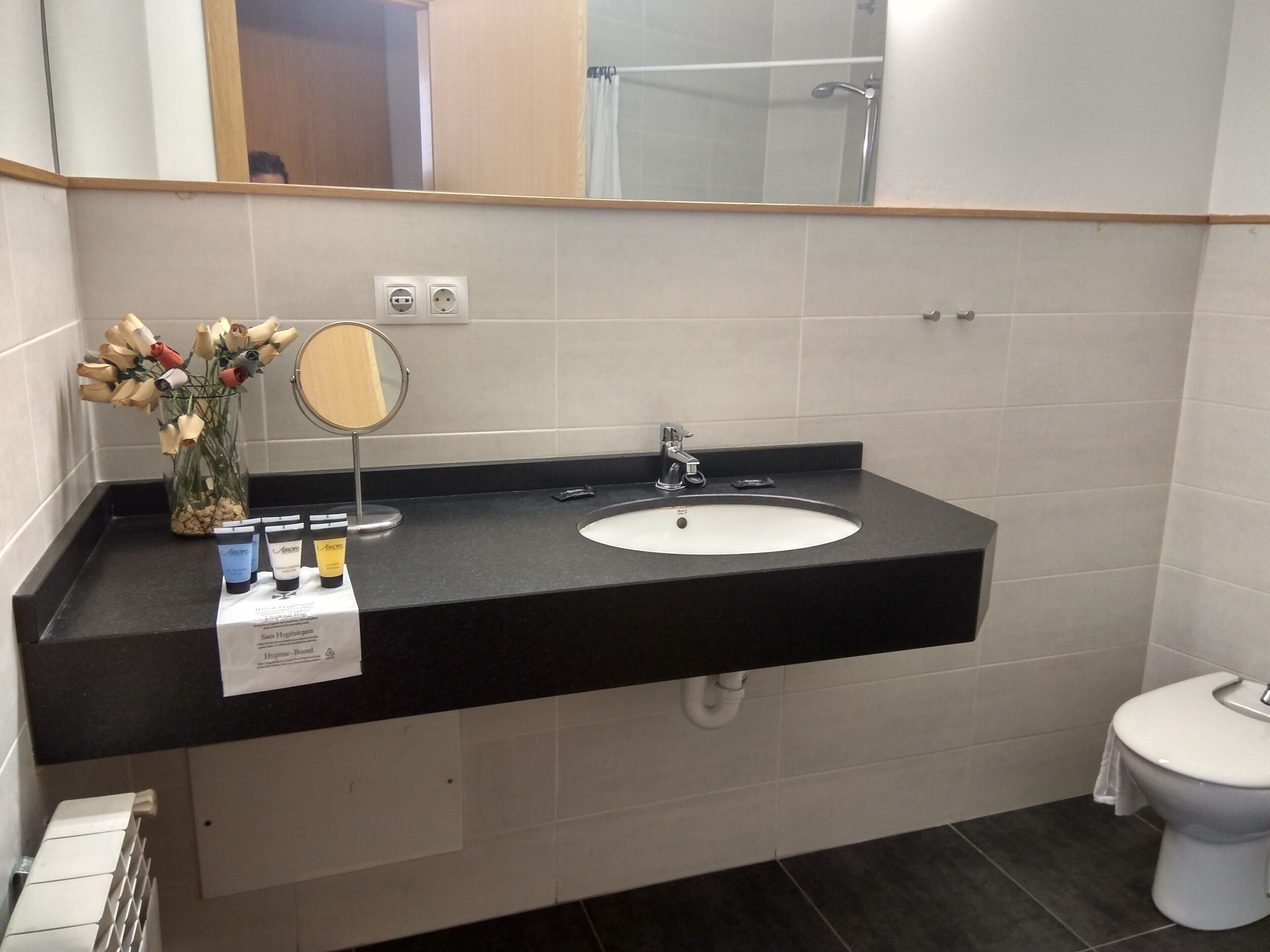 shower, rainfall showerhead, free toiletries, hair dryer