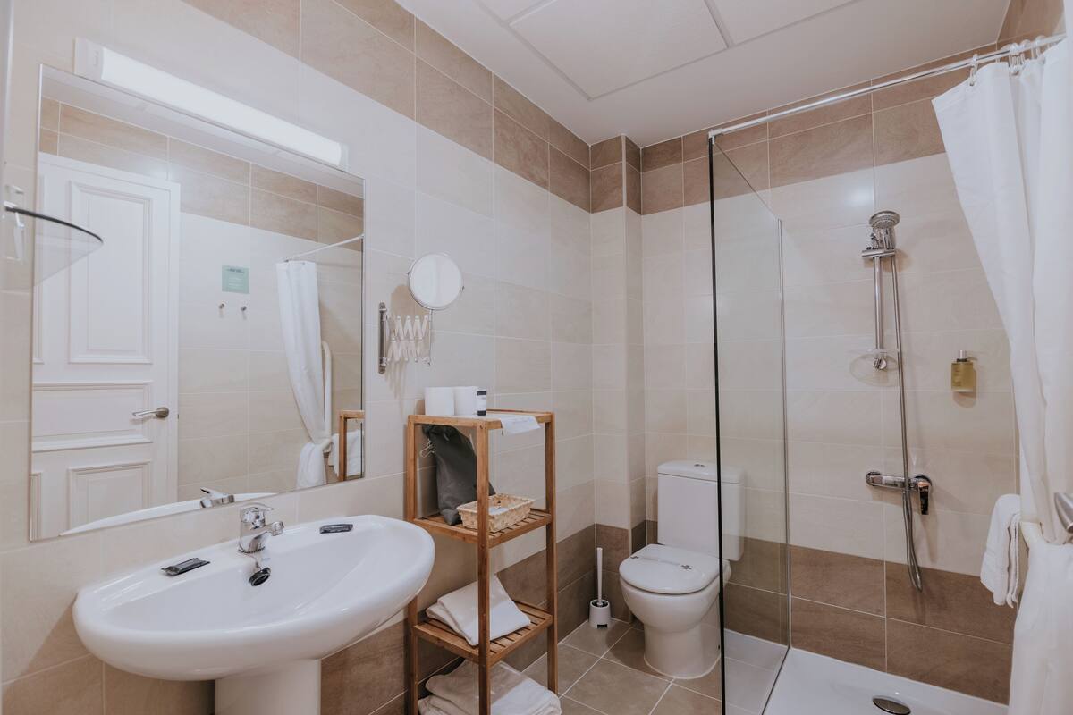 double room, 1 king bed (interior) | bathroom | shower, rainfall showerhead, free toiletries, hair dryer