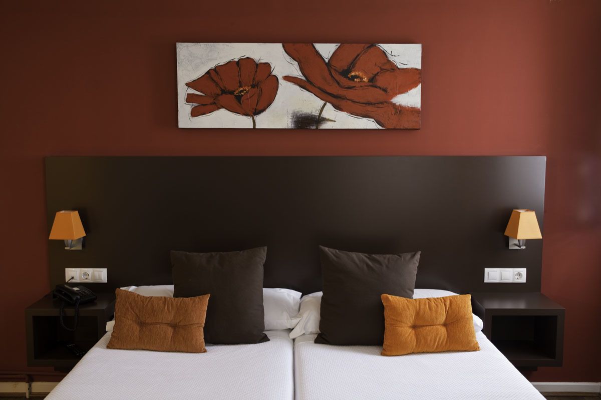 1 bedroom, egyptian cotton sheets, premium bedding, memory-foam beds