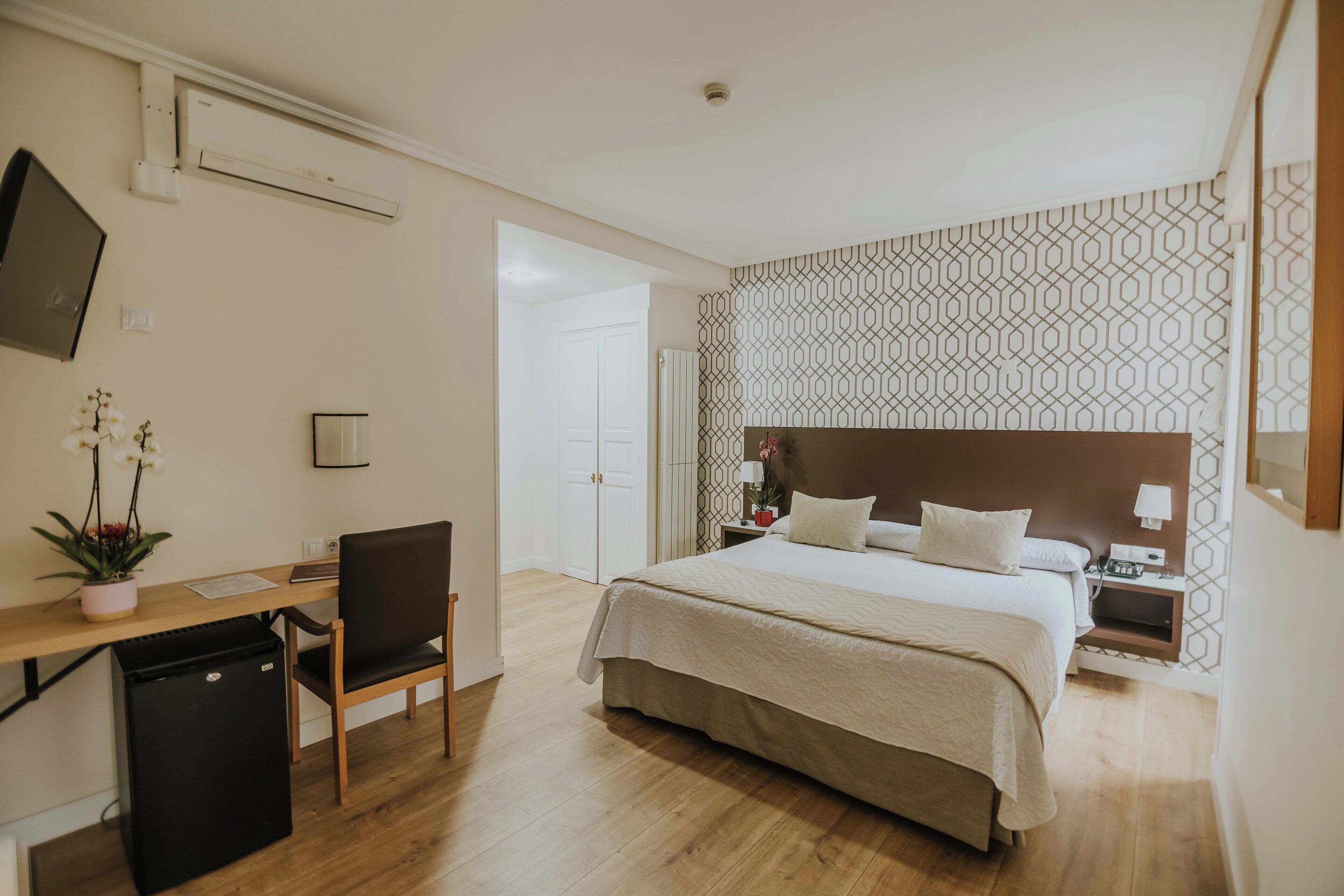 高級雙人房 | 迷你吧、獨特設計、獨特裝修、書桌