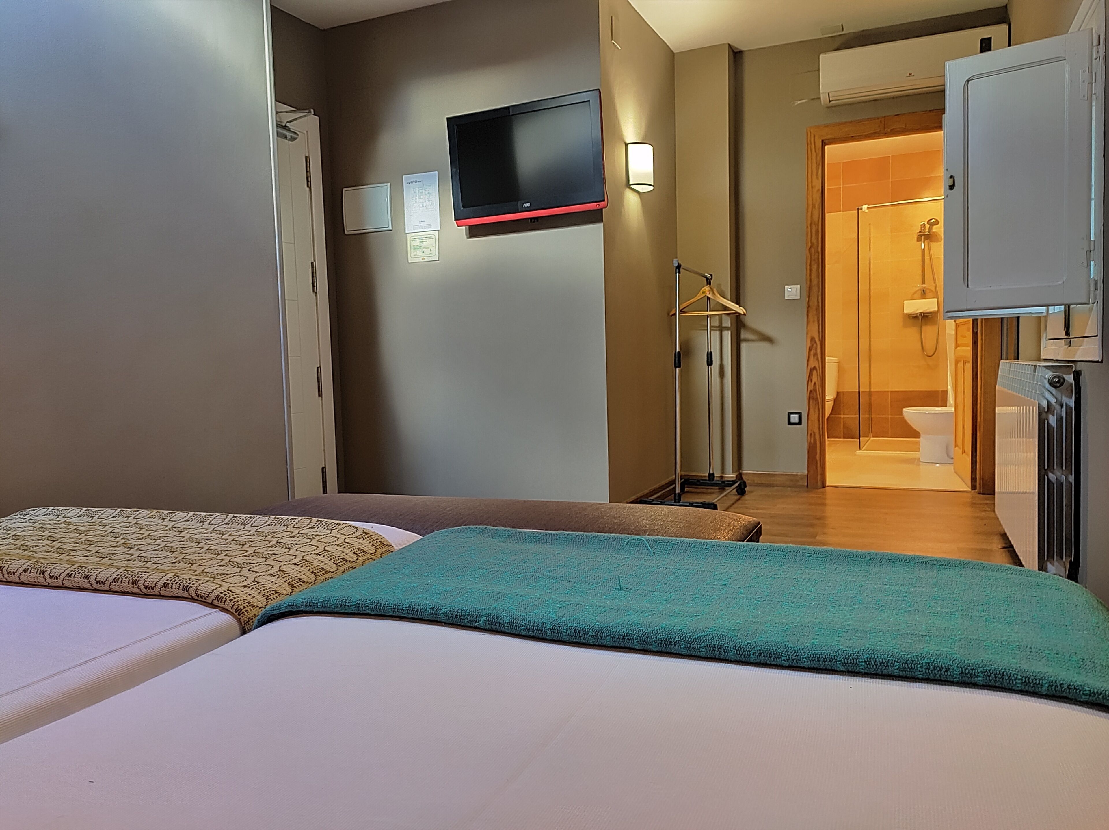 1 bedroom, egyptian cotton sheets, premium bedding, memory-foam beds