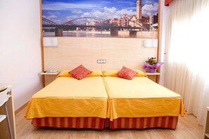 Standard Twin Room | Premium bedding, in-room safe, desk, blackout drapes - Hotel Tortosa Parc (Tortosa)