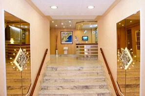 Interior entrance - Hotel Tortosa Parc (Tortosa)