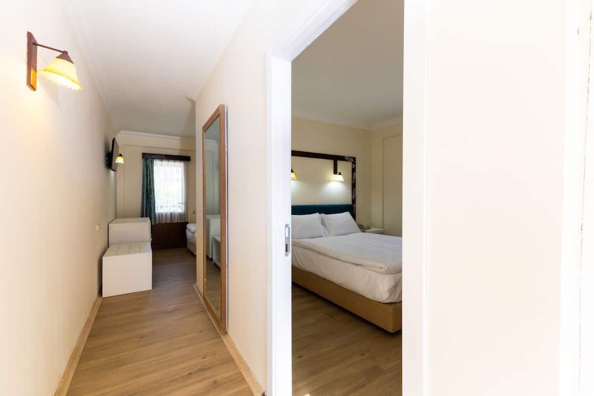 Family Room | Minibar, in-room safe, soundproofing, free WiFi