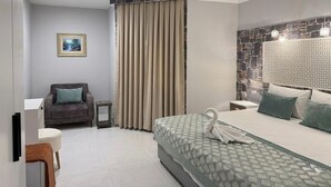 Standard Triple Room | Peralatan tempat tidur premium, bar mini, peti besi dalam bilik 