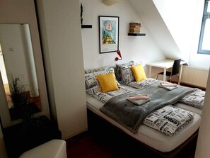 Habitación con 1 cama matrimonial o 2 individuales (with shared bathroom) | Escritorio, tabla de planchar con plancha, wifi gratis y ropa de cama 