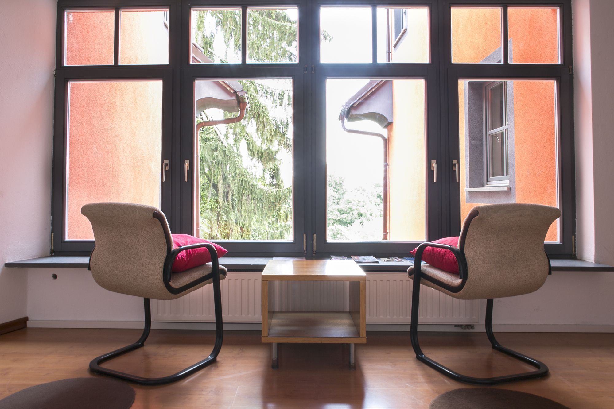 Escritorio, tabla de planchar con plancha, wifi gratis y ropa de cama 