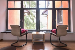 Een bureau, een strijkplank/strijkijzer, gratis wifi, beddengoed