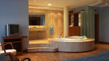 Deluxe Suite, Jetted Tub | Living room