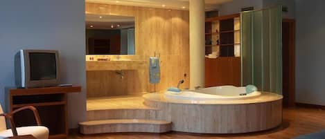 华丽套房, 按摩浴缸 | 客厅 | 电视