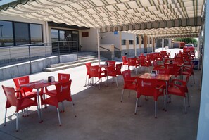 Lunch and dinner served