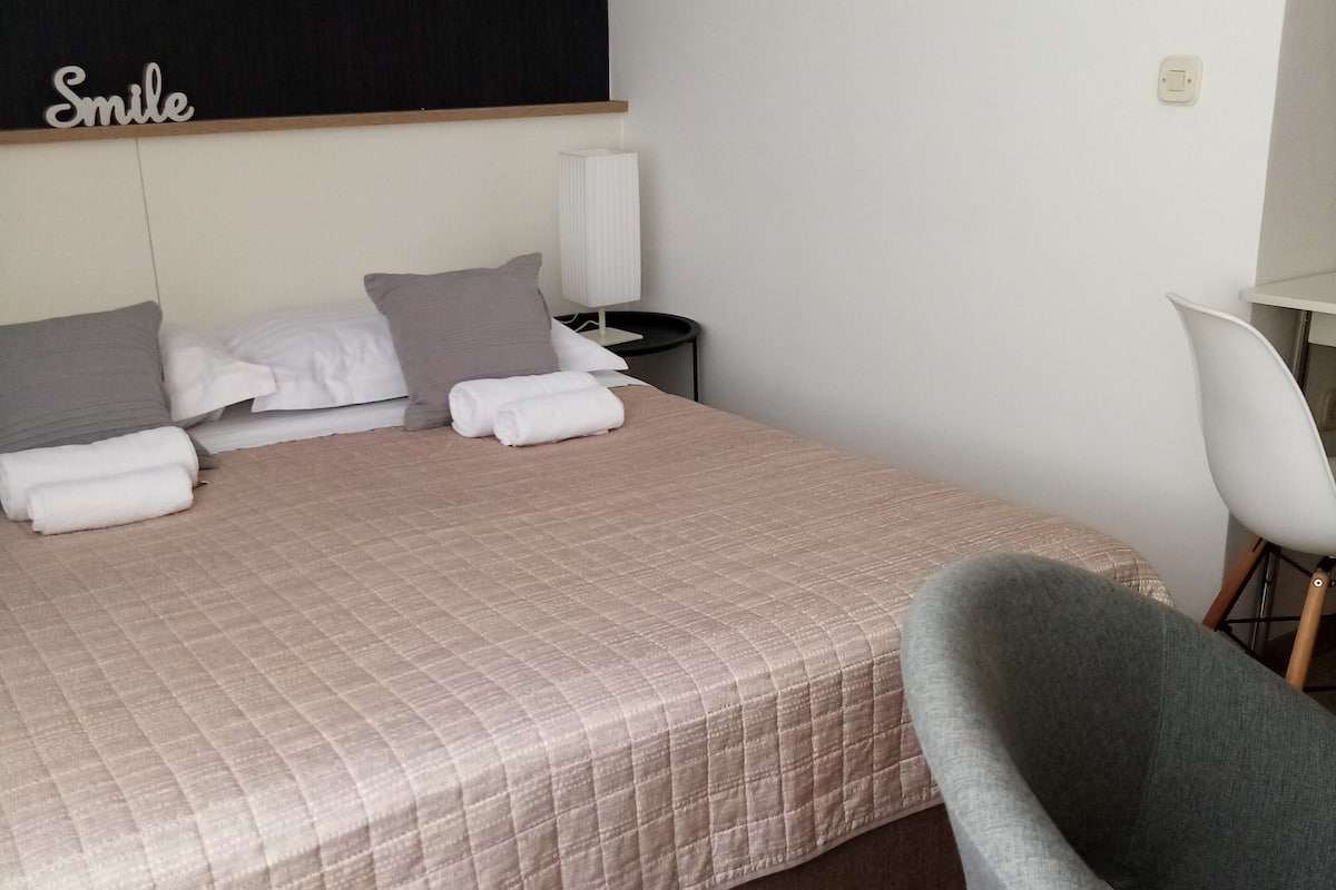 Studio | Desk, iron/ironing board (on request), rollaway beds, free WiFi